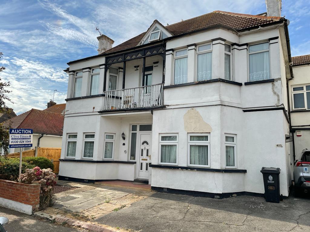 Lot: 82 - TOP FLOOR FLAT FOR INVESTMENT - 